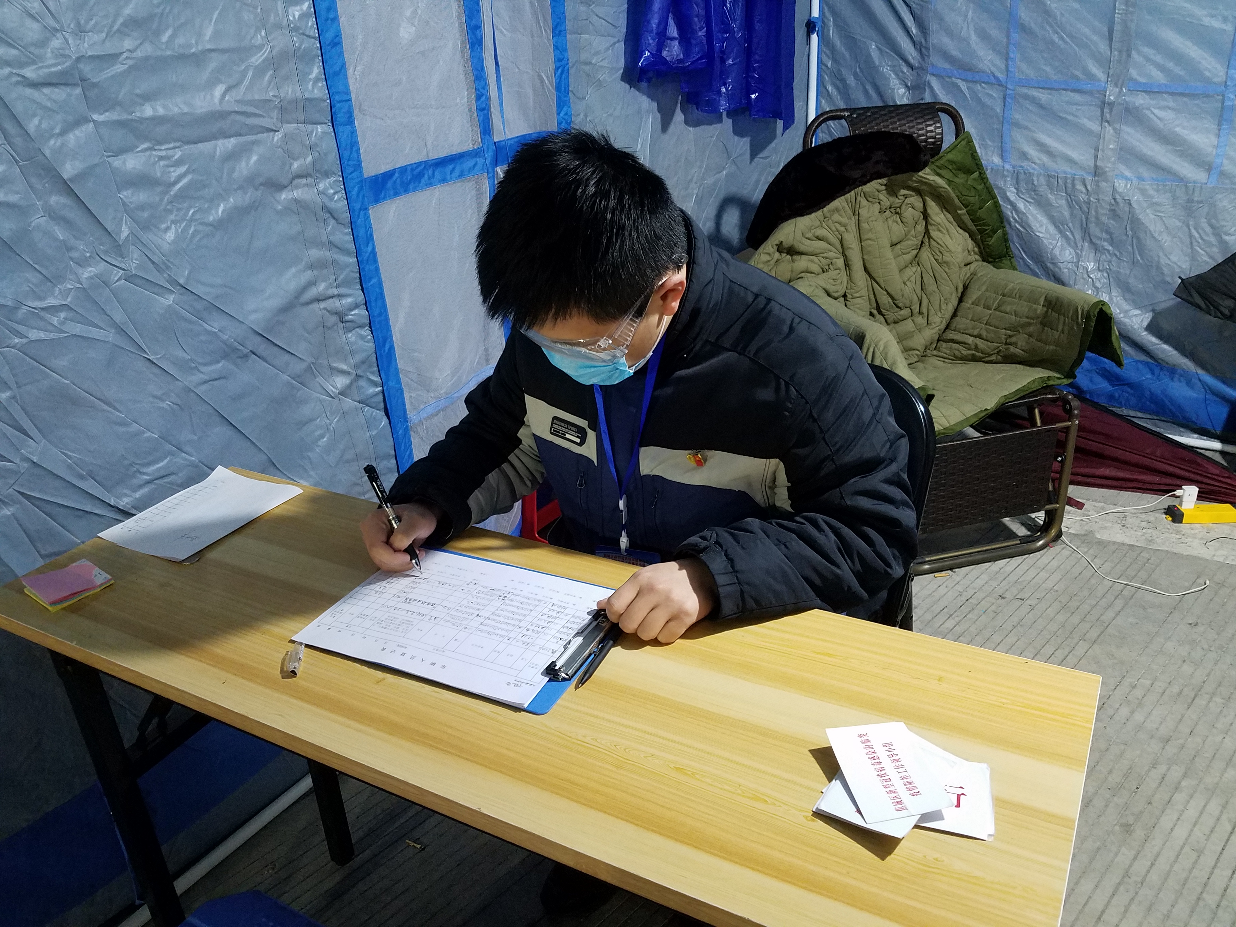 张金哲在登记从高速进入宁德人员信息.jpg