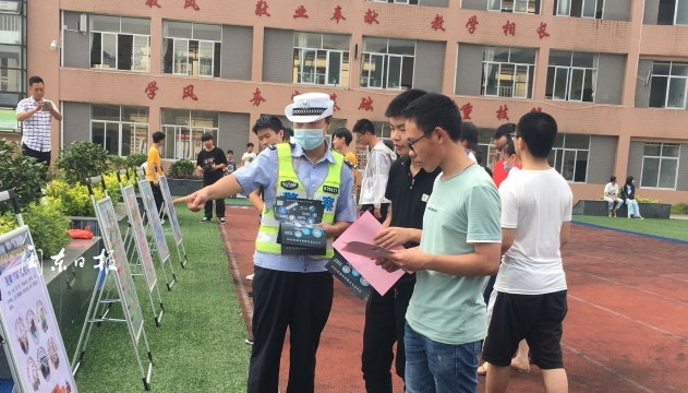 屏南：“一盔一带”交通安全宣传进校园