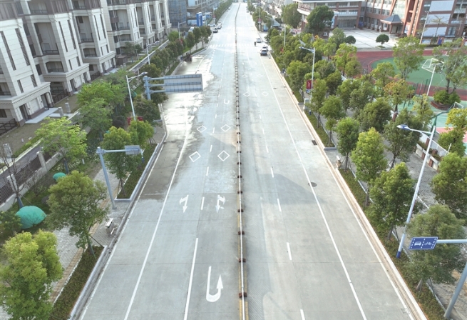 道路增绿添彩 提升城市颜值