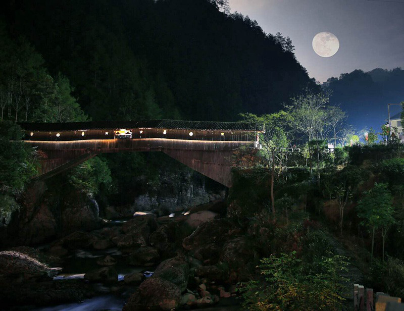 国家级重点文物保护单位——下党鸾峰桥夜景。（摄影：腾讯网 王朔）