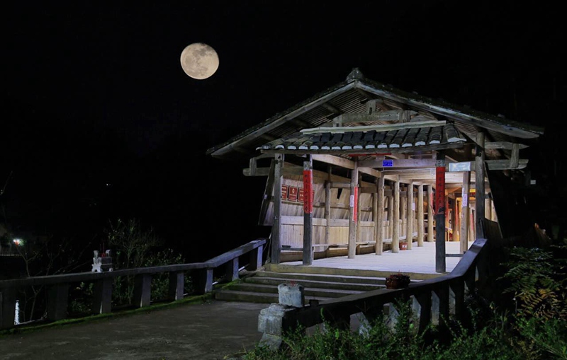 国家级重点文物保护单位——下党鸾峰桥夜景。（摄影：腾讯网 王朔）