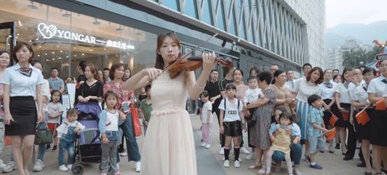 小提琴演奏拉开快闪活动序幕