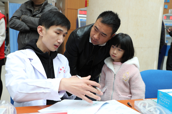 上海儿童医学中心专家正接受市民问诊.陈灵滨 摄