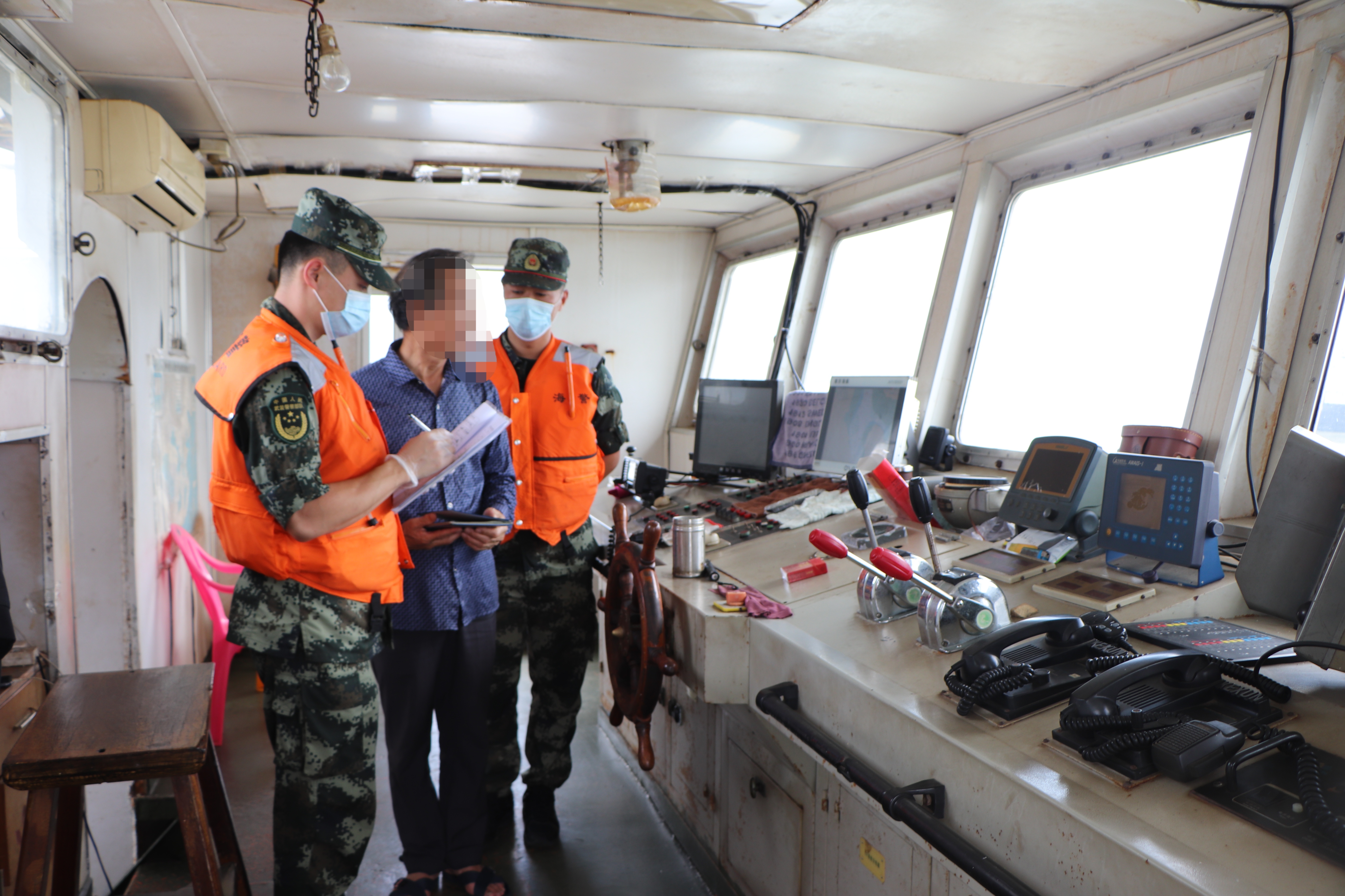 福建宁德海警一举查获4艘涉嫌非法倾倒废弃物船舶