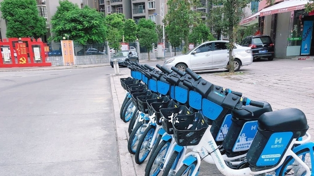 城市管理部门现场督导 呼吁市民文明使用共享单车